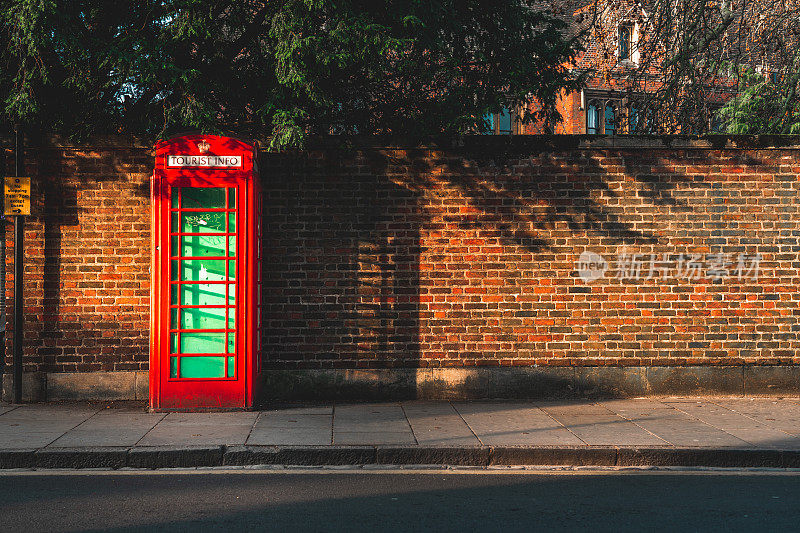剑桥镇的一个红色电话亭