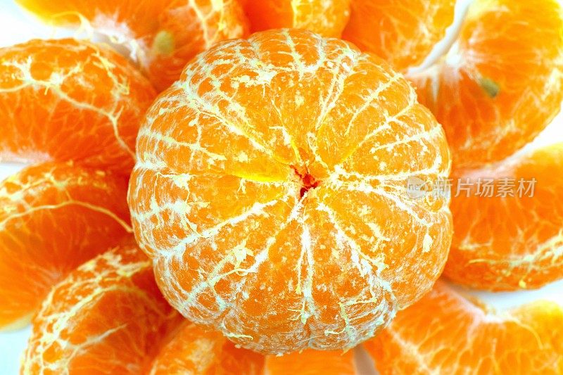 白色盘子上的橙色水果。
