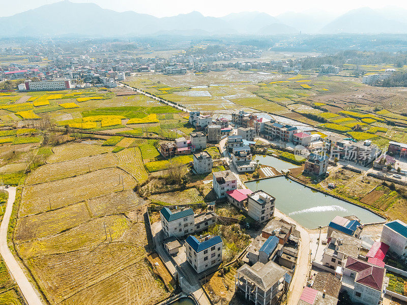 中国美丽的村庄和公路