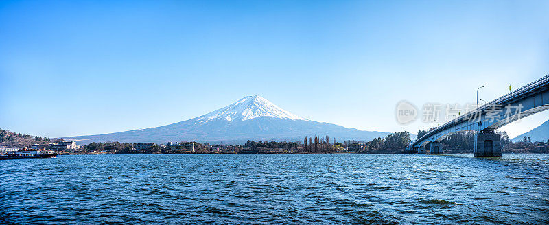 从川口湖眺望富士山