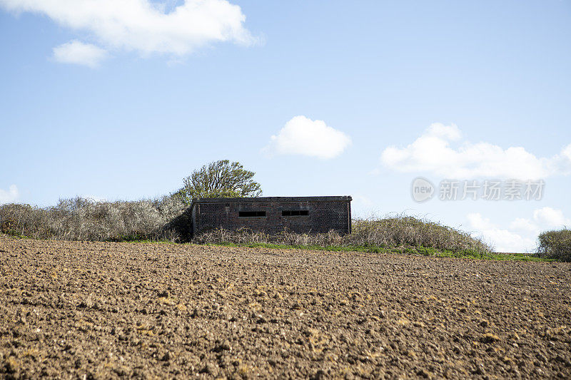 农田里的碉堡式防空洞