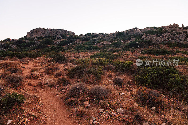 安东尼·奎因湾的海滩和岩石。风景摄影，旅行理念。希腊，罗兹，法伊拉基地区照片。水、海和自然在美丽的地方。