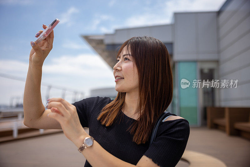 一名女子在机场观景台拍照