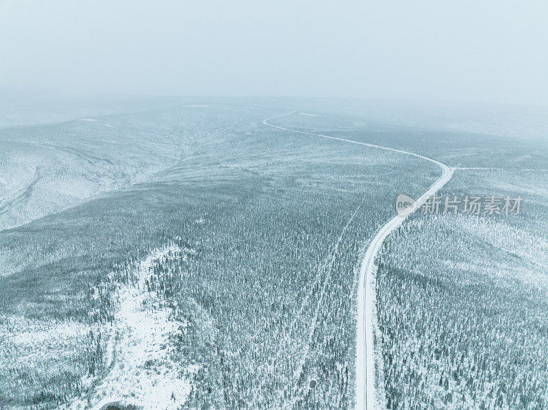 加拿大育空地区冬季暴雪过后的北方自然森林鸟瞰图