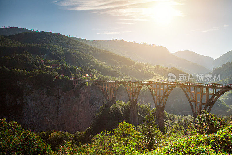 黑山杜尔米特国家公园塔拉河峡谷上的美丽大桥