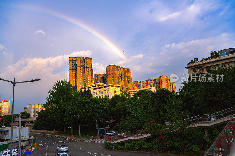 黄昏雨后的彩虹和现代都市