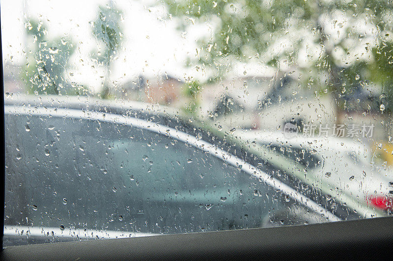 在雨天的高速公路上行驶的汽车视角