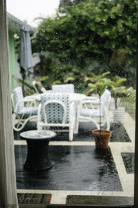 暴雨打在天井门的大窗户上，热带佛罗里达的家有恶劣的天气