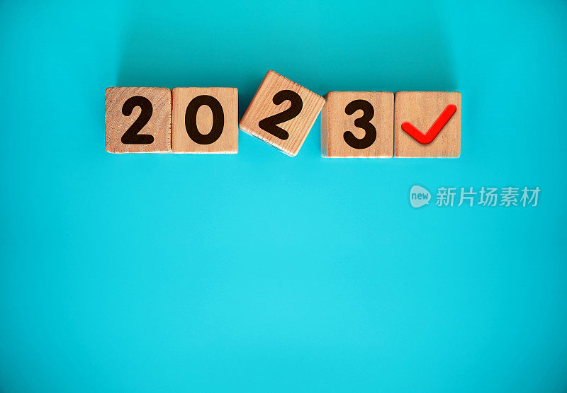 2023年新年，蓝色背景的玩具积木