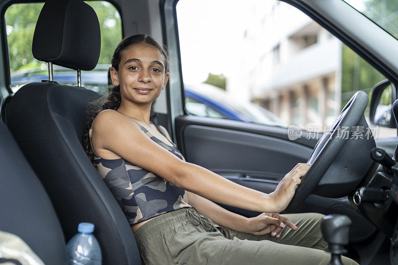 一个十几岁的女孩正在准备她的驾驶考试