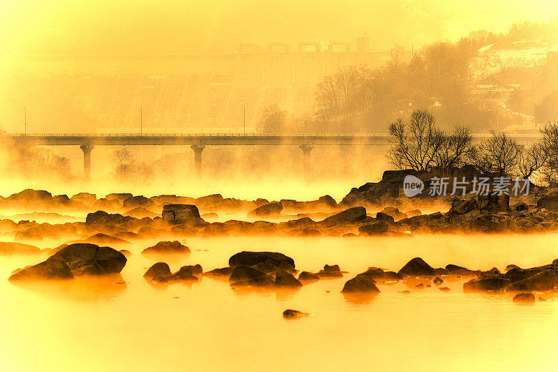 河边的晨雾