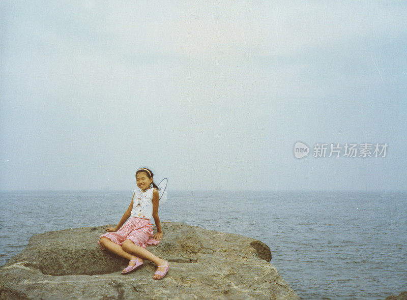 90年代海边的中国女孩真实生活的老照片