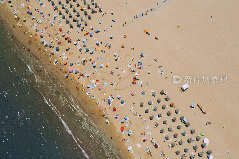 人们在海滩上享受日光浴的鸟瞰图