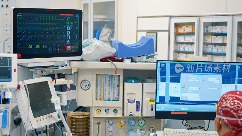 麻醉医师在手术中观察病人的生命体征监测器