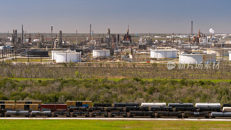 石油火车和炼油厂在亚瑟港，德克萨斯州-空中
