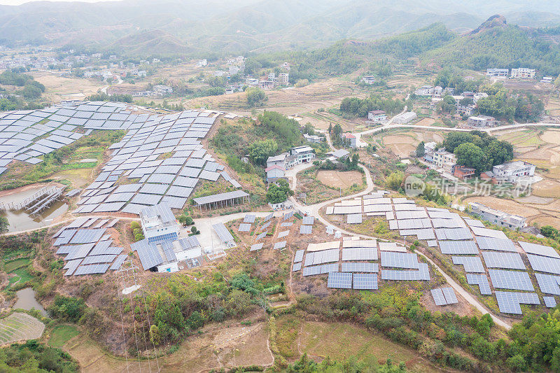 山上太阳能电池板的鸟瞰图