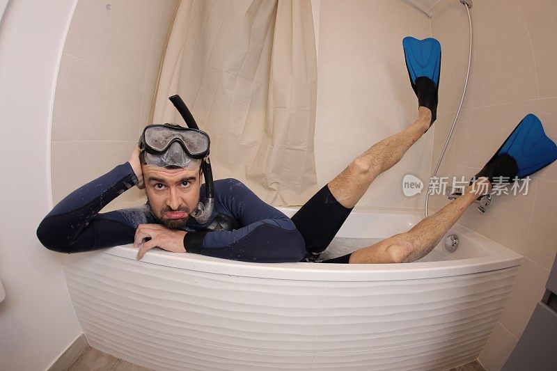 幽默的男人在浴缸里浮潜