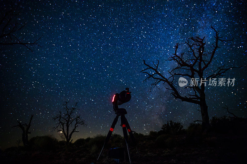 望远镜在莫哈韦国家保护区的星星中发光的镜头