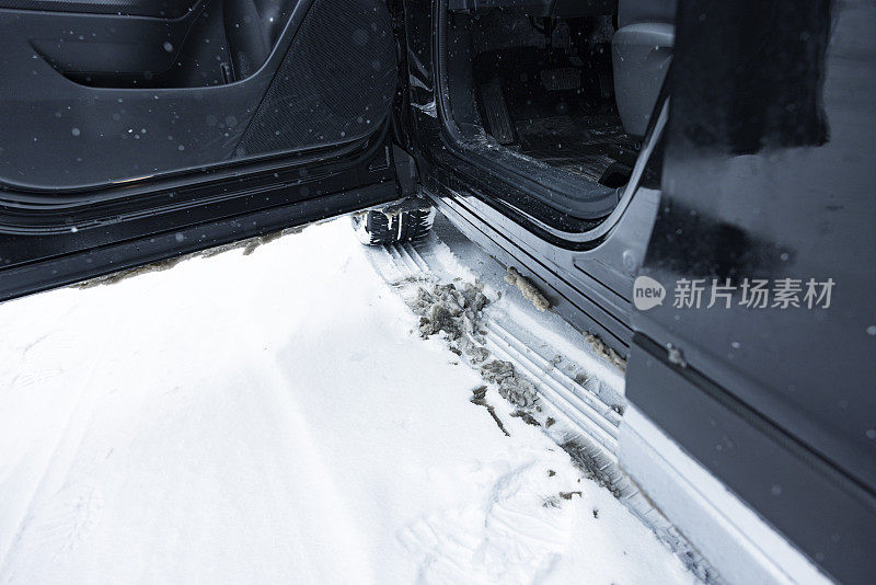 松软的冬季雪泥和白色的雪下打开车门