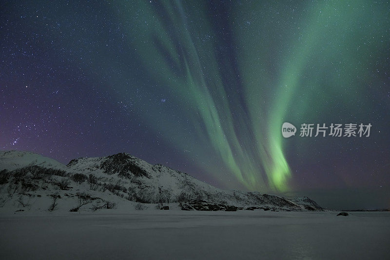 北极光，冬季挪威北部罗弗敦群岛上空的北极光