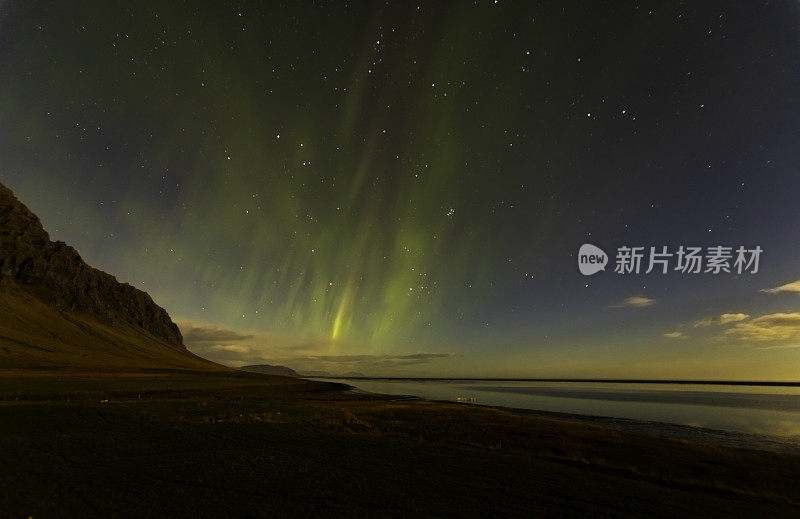 冰岛东海岸五彩缤纷的北极光。