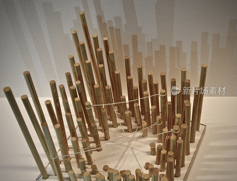艺术三维物理建筑模型的木圆柱棒在设计工作室
