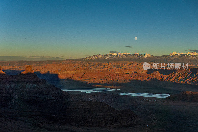 越过峡谷和湖泊，看到白雪皑皑的山脉