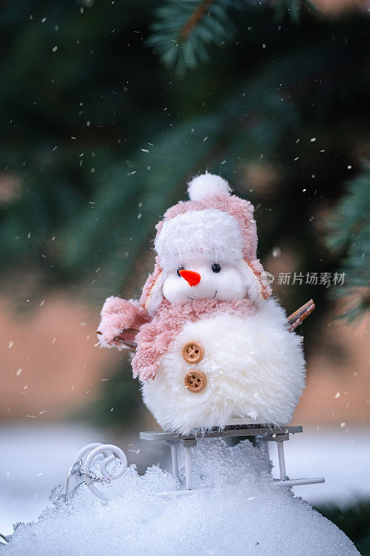 可爱的雪人在雪橇上。