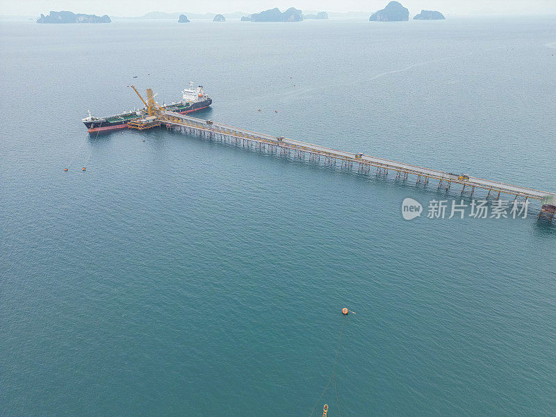 深海港口的工业原油和燃料油轮鸟瞰图