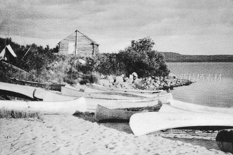 1919年，加拿大萨斯喀彻温省鹈鹕海峡海滩上的桦树皮独木舟