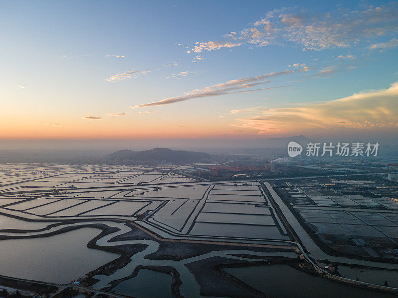 日落时海盐场的鸟瞰图