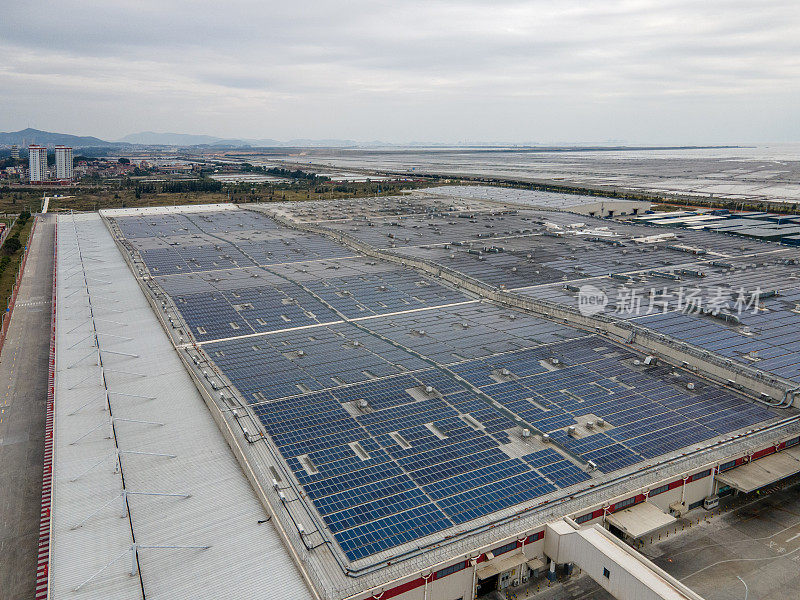 光伏太阳能电池板安装在工厂的屋顶上