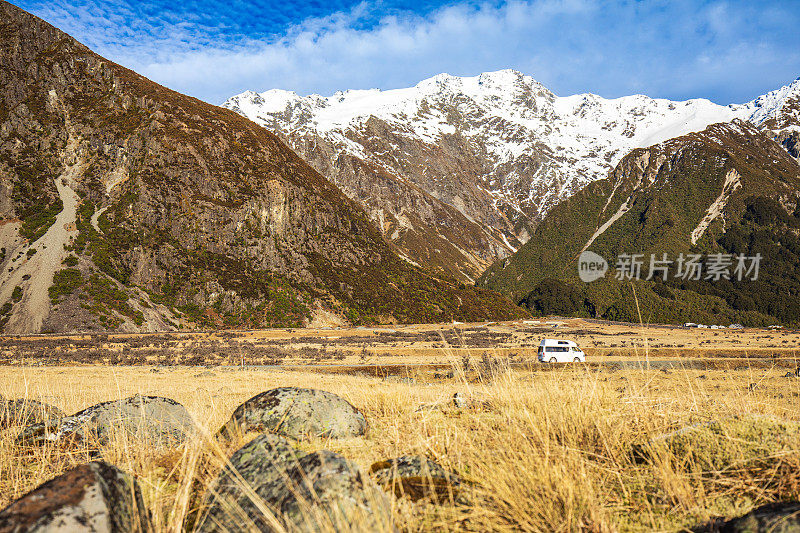 冒险主题的面包车驾驶在戏剧性的积雪覆盖的山区地形