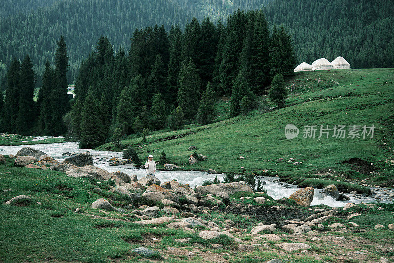 阴雨天气，女游客在大山河旁展示自己。有问题的视频