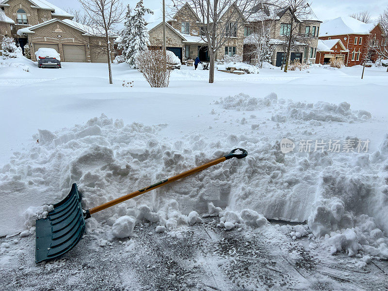 住宅小区的冬季视图和清除车道上的积雪，伍德布里奇，加拿大