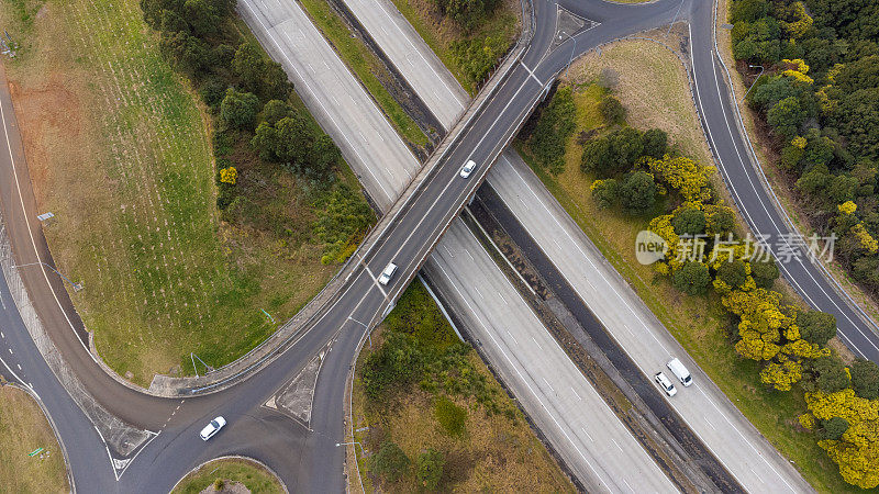 高速公路大桥的鸟瞰图