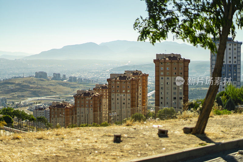 山坡上的高层建筑