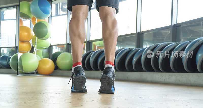 伸展训练，腿部，小腿肌肉在健身房