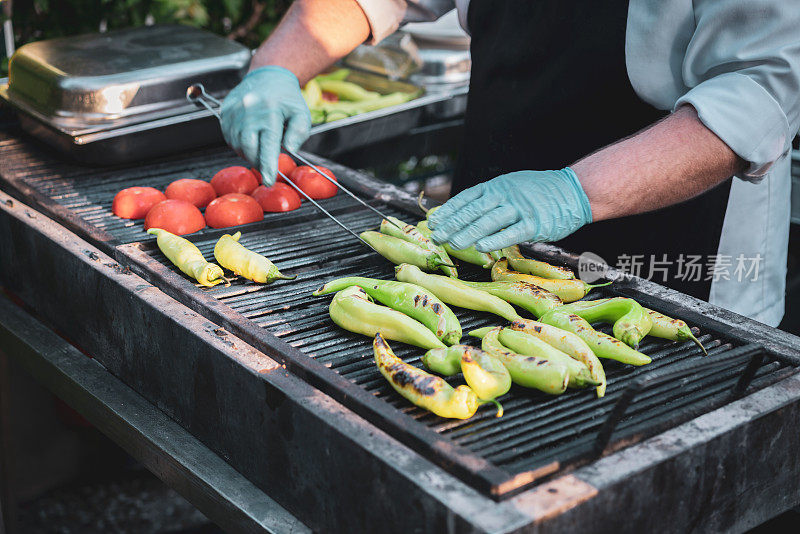 厨师在烧烤架上准备炒蔬菜