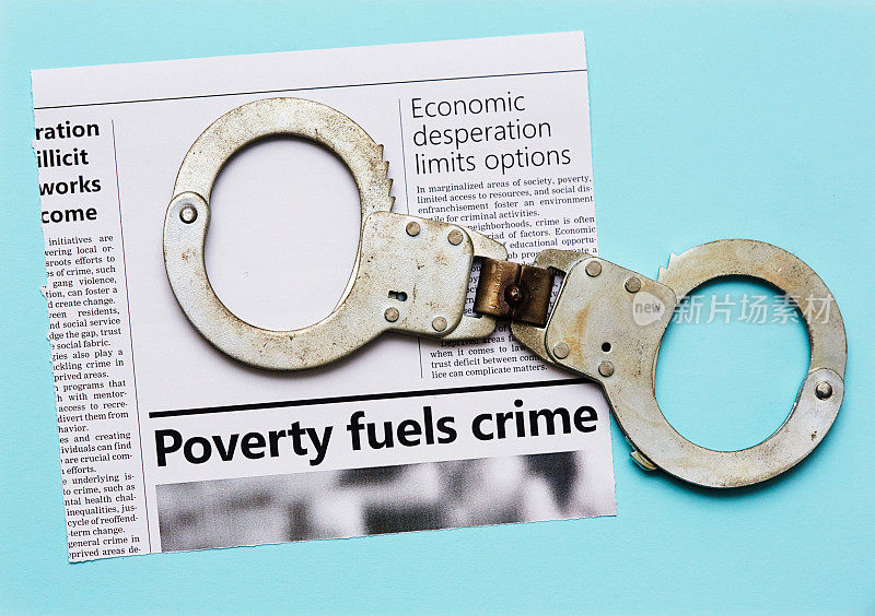报纸上一篇关于贫穷导致犯罪的文章，用手铐代表警察、司法和执法