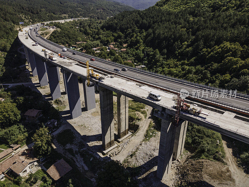 道路建设鸟瞰图。修建新的高速公路。