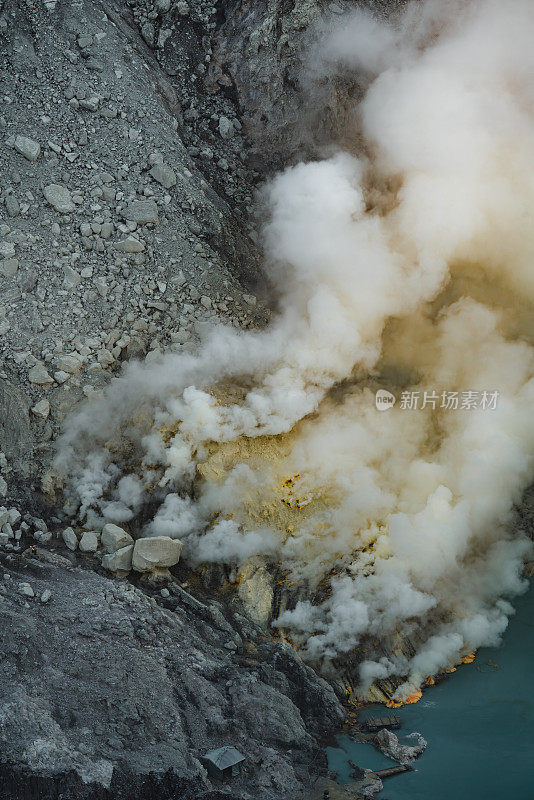 硫磺烟从印尼东爪哇的伊真火山口升起