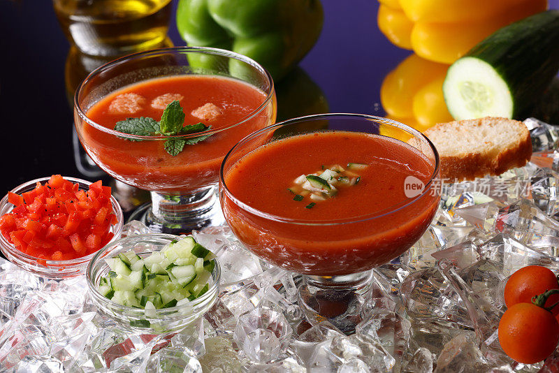 西班牙凉菜汤喝清爽的冰镇番茄汁