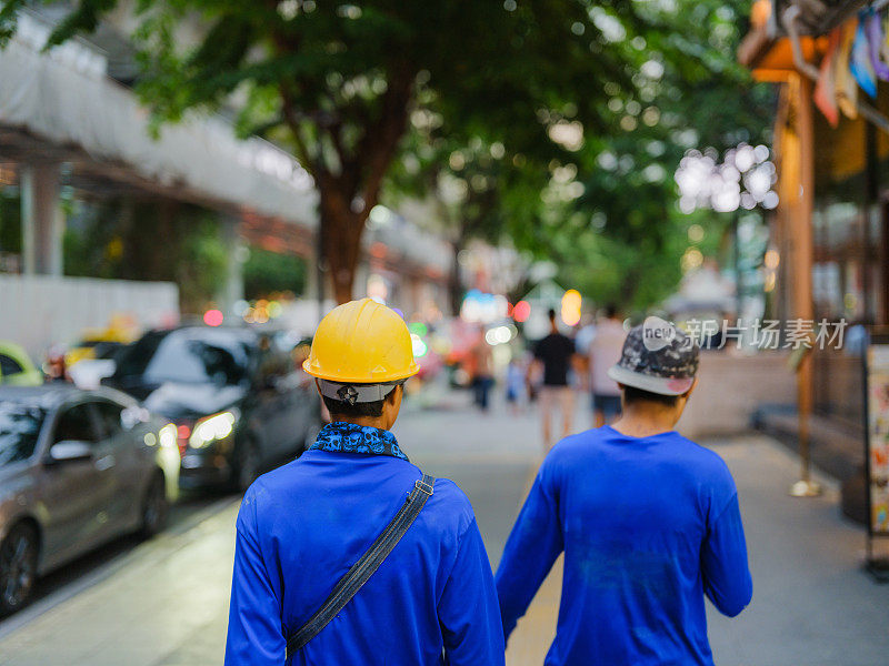 建筑工地上面目全非的工人