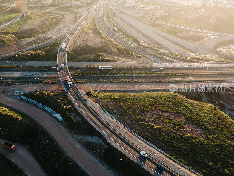 正在兴建的公路交汇处