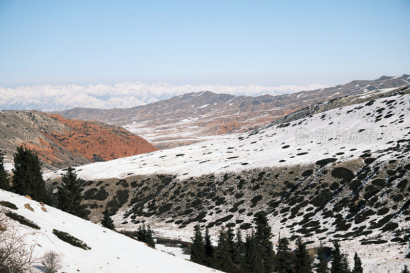 天山山景在一个阳光明媚的冬日