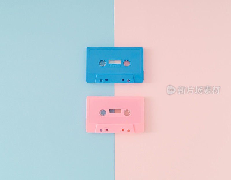 布局复古的粉红色和蓝色音频磁带上的淡粉色和蓝色背景。复古科技的创意理念。80的审美。老式录音带的想法。复古的怀旧。