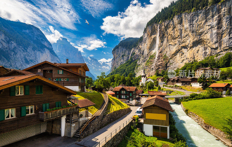 著名的Lauterbrunnen镇和Staubbach瀑布，伯尔尼高地，瑞士，欧洲。Lauterbrunnen山谷，Lauterbrunnen村，Staubbach瀑布和瑞士阿尔卑斯山的Lauterbrunnen墙。