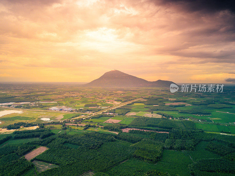 越南德宁市郊区的景色，远处是巴登山。