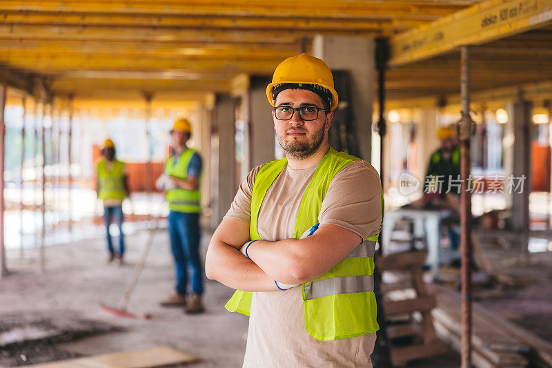 工地上一名白人男性建筑工人的肖像